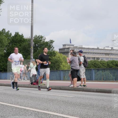 29.06.2025 - hella hamburg halbmarathon Luisa Fischer http://msf.ph/oto/8503016 29.06.2025 10:12:26 Kennedybrücke 10819, 9306, 10819 meine-sportfotos.de