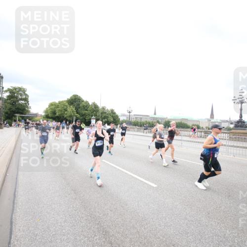 29.06.2025 - hella hamburg halbmarathon Jannik Wohlers http://msf.ph/oto/8503019 29.06.2025 10:58:55 Lombardsbrücke 1751, 1839, 2052, 2100, 2641, 2667, 2861, 3035, 3449, 3536, 3693, 4150, 4805, 5646, 6351, 6969, 7288, 7379, 7467, 7502, 7910, 8298, 8748, 8750, 8932, 9056, 9179, 9209, 9244, 9406, 9968, 10548, 10664, 10807, 10814, 11418, 11630, 11768, 11786, 13063, 13249, 14068, 14115, 14284, 15068, 15099, 17780, 18161, 18447, 18546, 18558, 19174 meine-sportfotos.de