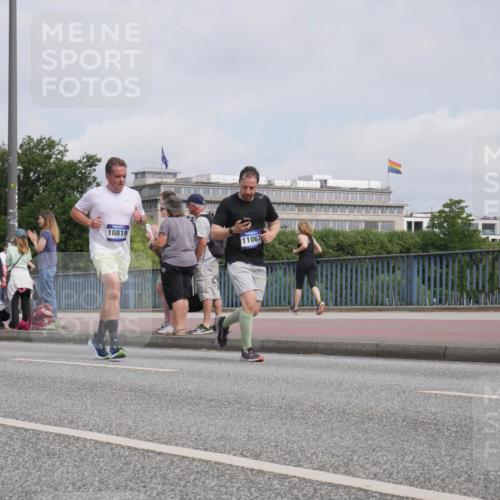 29.06.2025 - hella hamburg halbmarathon Luisa Fischer http://msf.ph/oto/8503027 29.06.2025 10:12:27 Kennedybrücke 10819, 11067, 7187, 10819 meine-sportfotos.de