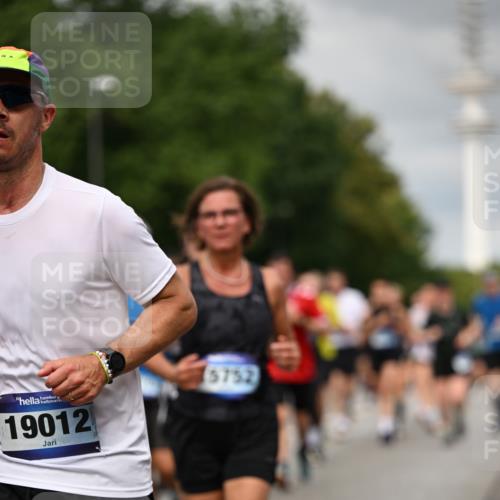 29.06.2025 - hella hamburg halbmarathon Dr. Thomas Lammeyer http://msf.ph/oto/8503032 29.06.2025 10:25:53 Kennedybrücke 1072, 1158, 1191, 1250, 1401, 1668, 1958, 2271, 2315, 2353, 2529, 2815, 2841, 3122, 3606, 3770, 3817, 3825, 3826, 4046, 4697, 4786, 5061, 5122, 5395, 5412, 5493, 5641, 5759, 5957, 6086, 6103, 7075, 7228, 7522, 7672, 7781, 8095, 8286, 8860, 8896, 8959, 9002, 9326, 9369, 9483, 9499, 9532, 9624, 9635, 10019, 10125, 10374, 10787, 10874, 10921, 11117, 11425 meine-sportfotos.de