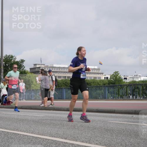 29.06.2025 - hella hamburg halbmarathon Luisa Fischer http://msf.ph/oto/8503047 29.06.2025 10:12:30 Kennedybrücke 18707, 12567, 18505, 7187, 10819 meine-sportfotos.de