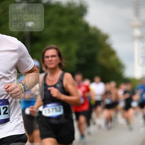 29.06.2025 - hella hamburg halbmarathon Dr. Thomas Lammeyer http://msf.ph/oto/8503049 29.06.2025 10:25:54 Kennedybrücke 1072, 1158, 1191, 1250, 1401, 1668, 1958, 2271, 2315, 2353, 2529, 2815, 2841, 3122, 3606, 3770, 3817, 3825, 3826, 4046, 4289, 4697, 4786, 5061, 5122, 5395, 5412, 5493, 5641, 5759, 5957, 6086, 6103, 7075, 7228, 7522, 7672, 8095, 8286, 8860, 8896, 8959, 9002, 9062, 9326, 9369, 9483, 9499, 9532, 9635, 10019, 10125, 10374, 10787, 10874, 10921, 11117, 11425 meine-sportfotos.de