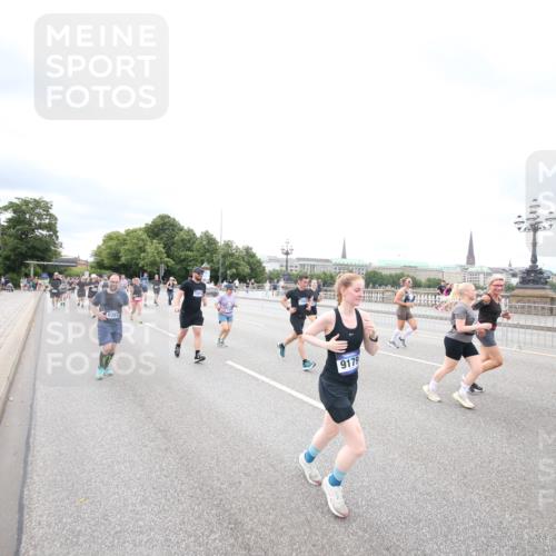 29.06.2025 - hella hamburg halbmarathon Jannik Wohlers http://msf.ph/oto/8503055 29.06.2025 10:58:55 Lombardsbrücke 1751, 1839, 2052, 2100, 2641, 2667, 2861, 3035, 3449, 3536, 3693, 4150, 4805, 5646, 6351, 6969, 7288, 7379, 7467, 7502, 7910, 8298, 8748, 8750, 8932, 9056, 9179, 9209, 9244, 9406, 9968, 10548, 10664, 10807, 10814, 11418, 11630, 11768, 11786, 13063, 13249, 14068, 14115, 14284, 15068, 15099, 17780, 18161, 18447, 18546, 18558, 19174 meine-sportfotos.de