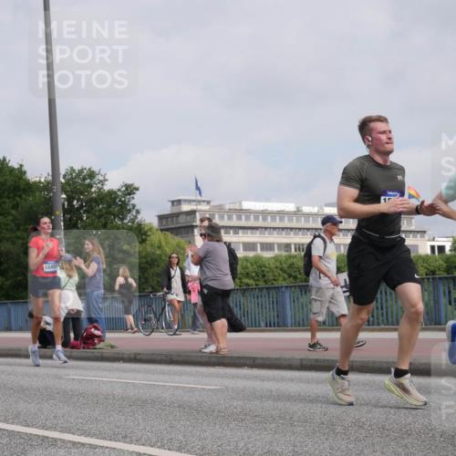 29.06.2025 - hella hamburg halbmarathon Luisa Fischer http://msf.ph/oto/8503062 29.06.2025 10:12:31 Kennedybrücke 16455, 1, 12567, 7187, 9781, 10819 meine-sportfotos.de