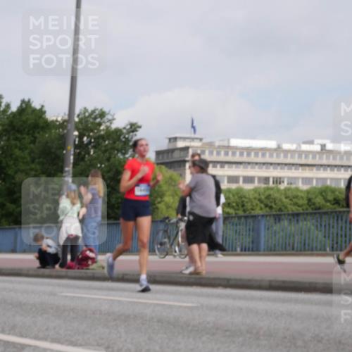 29.06.2025 - hella hamburg halbmarathon Luisa Fischer http://msf.ph/oto/8503074 29.06.2025 10:12:32 Kennedybrücke 7187, 9781, 10819 meine-sportfotos.de