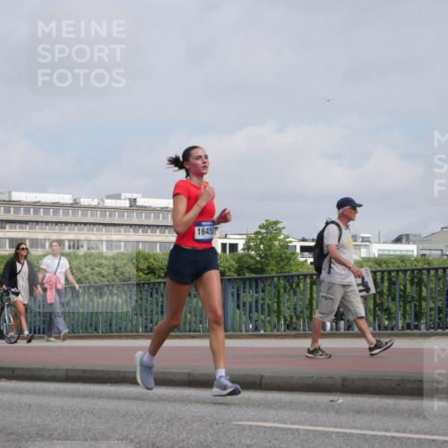 29.06.2025 - hella hamburg halbmarathon Luisa Fischer http://msf.ph/oto/8503083 29.06.2025 10:12:34 Kennedybrücke 1645, 7187, 7636, 9781 meine-sportfotos.de