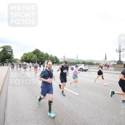 29.06.2025 - hella hamburg halbmarathon Jannik Wohlers http://msf.ph/oto/8503090 29.06.2025 10:58:56 Lombardsbrücke 1751, 1839, 2052, 2100, 2641, 2667, 2861, 3035, 3449, 3536, 3693, 4150, 4805, 5646, 6351, 6969, 7288, 7379, 7467, 7502, 7910, 8298, 8748, 8750, 8932, 9056, 9179, 9209, 9244, 9406, 9968, 10664, 10807, 10814, 11418, 11630, 11768, 11786, 13063, 13249, 13357, 14068, 14115, 14284, 15068, 16458, 17780, 18161, 18447, 18546, 19174 meine-sportfotos.de