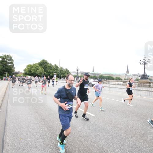 29.06.2025 - hella hamburg halbmarathon Jannik Wohlers http://msf.ph/oto/8503098 29.06.2025 10:58:57 Lombardsbrücke 1751, 1839, 2052, 2100, 2641, 2667, 2798, 2861, 3035, 3234, 3449, 3536, 3693, 4150, 4805, 5646, 6351, 6969, 7245, 7288, 7379, 7467, 7502, 7910, 8298, 8748, 8750, 8932, 9056, 9069, 9179, 9209, 9244, 9406, 9454, 9968, 10664, 10807, 10814, 11418, 11630, 13063, 13249, 13357, 14068, 14115, 14284, 15068, 16458, 16771, 17020, 17780, 18161, 18447, 18546, 19174, 19237 meine-sportfotos.de