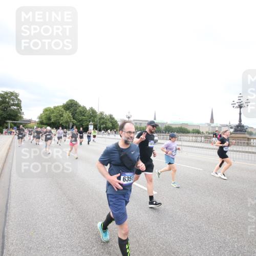 29.06.2025 - hella hamburg halbmarathon Jannik Wohlers http://msf.ph/oto/8503107 29.06.2025 10:58:57 Lombardsbrücke 1751, 1839, 2052, 2100, 2641, 2667, 2798, 2861, 3035, 3234, 3449, 3536, 3693, 4150, 4805, 5646, 6351, 6969, 7245, 7288, 7379, 7467, 7502, 7910, 8298, 8748, 8750, 8932, 9056, 9069, 9179, 9209, 9244, 9406, 9454, 9968, 10664, 10807, 10814, 11418, 11630, 13063, 13249, 13357, 14068, 14115, 14284, 15068, 16458, 16771, 17020, 17780, 18161, 18447, 18546, 19174, 19237 meine-sportfotos.de