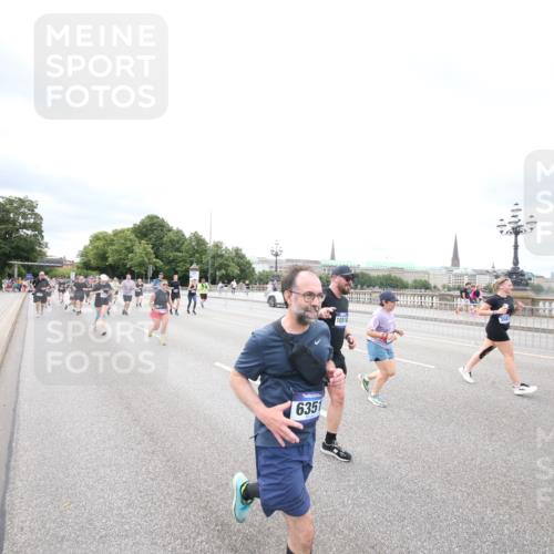 29.06.2025 - hella hamburg halbmarathon Jannik Wohlers http://msf.ph/oto/8503115 29.06.2025 10:58:57 Lombardsbrücke 1751, 1839, 2052, 2100, 2641, 2667, 2798, 2861, 3035, 3234, 3449, 3536, 3693, 4150, 4805, 5646, 6351, 6969, 7245, 7288, 7379, 7467, 7502, 7910, 8298, 8748, 8750, 8932, 9056, 9069, 9179, 9209, 9244, 9406, 9454, 9968, 10664, 10807, 10814, 11418, 11630, 13063, 13249, 13357, 14068, 14115, 14284, 15068, 16458, 16771, 17020, 17780, 18161, 18447, 18546, 19174, 19237 meine-sportfotos.de