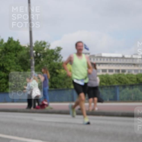 29.06.2025 - hella hamburg halbmarathon Luisa Fischer http://msf.ph/oto/8503123 29.06.2025 10:12:38 Kennedybrücke 7187, 7636, 9434, 9781, 10036 meine-sportfotos.de