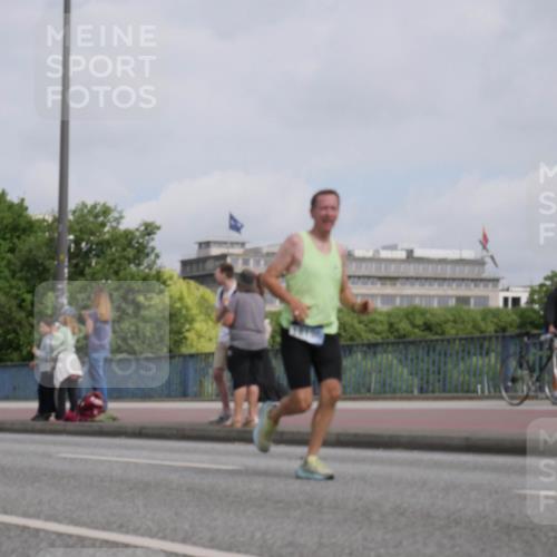 29.06.2025 - hella hamburg halbmarathon Luisa Fischer http://msf.ph/oto/8503127 29.06.2025 10:12:38 Kennedybrücke 7187, 7636, 9434, 9781, 10036 meine-sportfotos.de