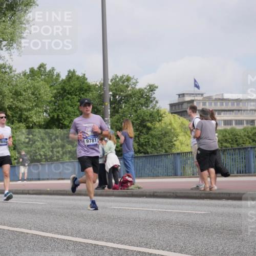 29.06.2025 - hella hamburg halbmarathon Luisa Fischer http://msf.ph/oto/8503135 29.06.2025 10:12:39 Kennedybrücke 1149, 12255, 15697, 9781, 5511, 7187, 7636, 9366, 9434, 9781, 10036 meine-sportfotos.de