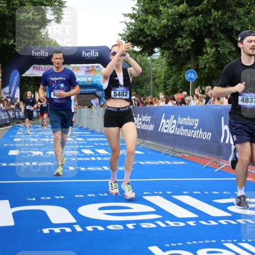 29.06.2025 - hella hamburg halbmarathon Strokosch-Dieckow http://msf.ph/oto/8503136 29.06.2025 10:52:14 Ziel 1482, 2397, 4140, 4419, 4587, 4837, 5032, 5087, 5093, 5482, 6164, 6897, 7896, 9074, 9082, 12135, 13707, 13726, 14248, 14300, 15275, 15446, 16003, 16320, 16591, 17033, 17130, 17773, 18475, 18801 meine-sportfotos.de