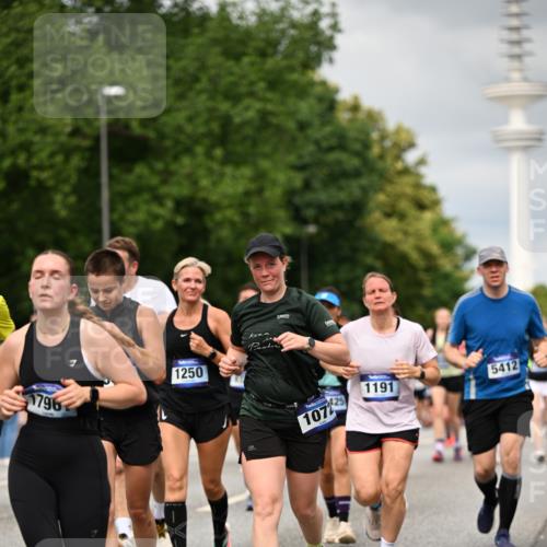 29.06.2025 - hella hamburg halbmarathon Dr. Thomas Lammeyer http://msf.ph/oto/8503198 29.06.2025 10:25:58 Kennedybrücke 1072, 1158, 1191, 1250, 1401, 1668, 1958, 2009, 2271, 2315, 2353, 2529, 2815, 2841, 3606, 3770, 3817, 3825, 3826, 4046, 4289, 4697, 5122, 5412, 5493, 5641, 5759, 5957, 6086, 6103, 7075, 7228, 7375, 7612, 7672, 8286, 8431, 8860, 8896, 8959, 9002, 9062, 9326, 9327, 9369, 9483, 9499, 9532, 9635, 10019, 10125, 10374, 10787, 10921, 11117, 11425 meine-sportfotos.de