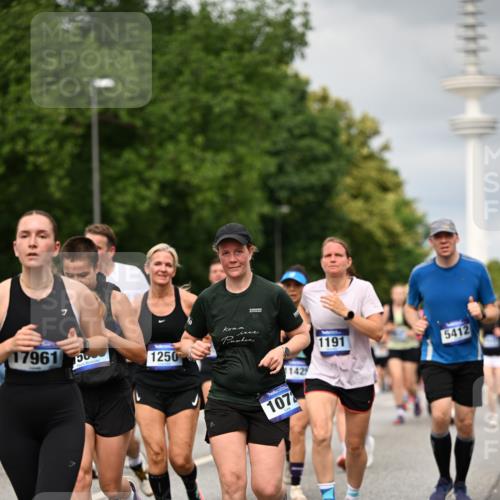 29.06.2025 - hella hamburg halbmarathon Dr. Thomas Lammeyer http://msf.ph/oto/8503201 29.06.2025 10:25:59 Kennedybrücke 1072, 1158, 1191, 1250, 1401, 1668, 1958, 2009, 2271, 2315, 2353, 2529, 2815, 2841, 3606, 3770, 3817, 3825, 3826, 4046, 4289, 4697, 5122, 5412, 5493, 5641, 5759, 5957, 6086, 6103, 7075, 7228, 7375, 7612, 7672, 8286, 8431, 8860, 8896, 8959, 9002, 9062, 9326, 9327, 9369, 9483, 9499, 9532, 9635, 10019, 10125, 10374, 10787, 10921, 11117, 11425 meine-sportfotos.de