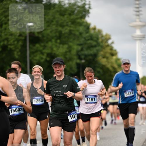 29.06.2025 - hella hamburg halbmarathon Dr. Thomas Lammeyer http://msf.ph/oto/8503211 29.06.2025 10:25:59 Kennedybrücke 1072, 1158, 1191, 1250, 1401, 1668, 1958, 2009, 2271, 2315, 2353, 2529, 2815, 2841, 3606, 3770, 3817, 3825, 3826, 4046, 4289, 4697, 5122, 5412, 5493, 5641, 5759, 5957, 6086, 6103, 7075, 7228, 7375, 7612, 7672, 8286, 8431, 8860, 8896, 8959, 9002, 9062, 9326, 9327, 9369, 9483, 9499, 9532, 9635, 10019, 10125, 10374, 10787, 10921, 11117, 11425 meine-sportfotos.de