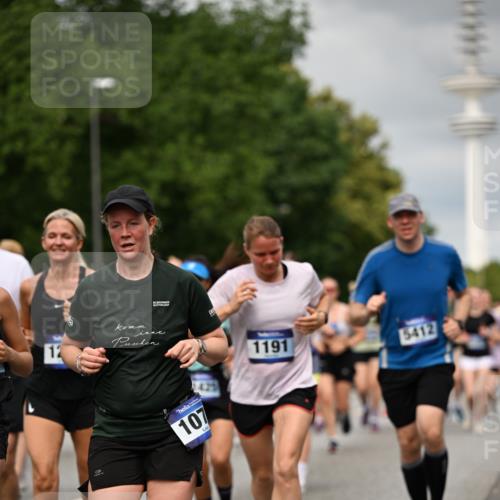 29.06.2025 - hella hamburg halbmarathon Dr. Thomas Lammeyer http://msf.ph/oto/8503234 29.06.2025 10:26:00 Kennedybrücke 1072, 1158, 1191, 1250, 1401, 1668, 1958, 2009, 2315, 2353, 2529, 2815, 2841, 3606, 3770, 3817, 3825, 3826, 4046, 4289, 4697, 5122, 5412, 5493, 5641, 5759, 6086, 6103, 7075, 7375, 7612, 7672, 8286, 8431, 8860, 8896, 8959, 9002, 9062, 9326, 9327, 9369, 9483, 9499, 9532, 9635, 9788, 10019, 10125, 10374, 10787, 10921, 11117, 11425 meine-sportfotos.de