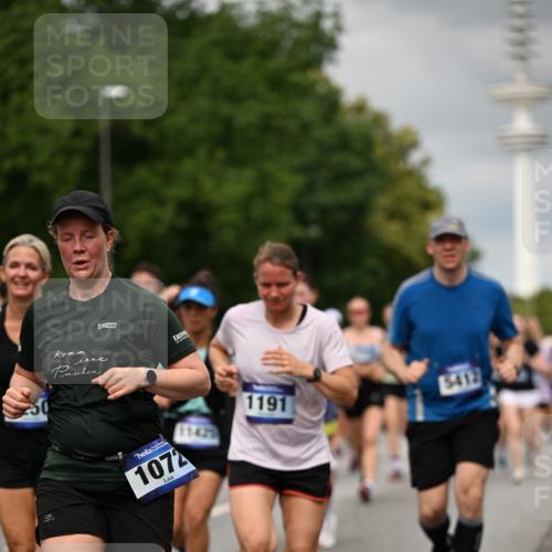 29.06.2025 - hella hamburg halbmarathon Dr. Thomas Lammeyer http://msf.ph/oto/8503246 29.06.2025 10:26:00 Kennedybrücke 1072, 1158, 1191, 1250, 1401, 1668, 1958, 2009, 2315, 2353, 2529, 2815, 2841, 3606, 3770, 3817, 3825, 3826, 4046, 4289, 4697, 5122, 5412, 5493, 5641, 5759, 6086, 6103, 7075, 7375, 7612, 7672, 8286, 8431, 8860, 8896, 8959, 9002, 9062, 9326, 9327, 9369, 9483, 9499, 9532, 9635, 9788, 10019, 10125, 10374, 10787, 10921, 11117, 11425 meine-sportfotos.de