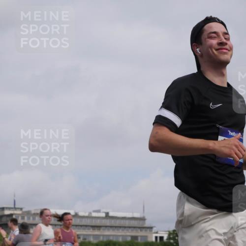 29.06.2025 - hella hamburg halbmarathon Luisa Fischer http://msf.ph/oto/8503270 29.06.2025 10:12:59 Kennedybrücke 1483, 1513, 1573, 7042, 7685, 8090, 8890, 9681, 9816 meine-sportfotos.de