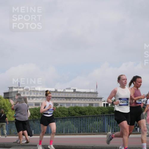 29.06.2025 - hella hamburg halbmarathon Luisa Fischer http://msf.ph/oto/8503277 29.06.2025 10:13:00 Kennedybrücke 11027, 16872, 7042, 1483, 1513, 1573, 7042, 7685, 8090, 8890, 9681, 9816 meine-sportfotos.de