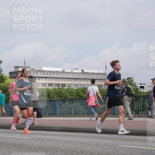 29.06.2025 - hella hamburg halbmarathon Luisa Fischer http://msf.ph/oto/8503295 29.06.2025 10:13:02 Kennedybrücke 8, 19023, 889, 1483, 1513, 1573, 7042, 7250, 7685, 8090, 8890, 9681, 9816 meine-sportfotos.de