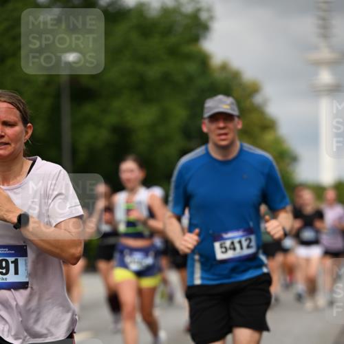29.06.2025 - hella hamburg halbmarathon Dr. Thomas Lammeyer http://msf.ph/oto/8503298 29.06.2025 10:26:02 Kennedybrücke 1072, 1158, 1191, 1250, 1269, 1401, 1668, 1958, 2009, 2315, 2353, 2529, 2815, 2841, 3606, 3770, 3825, 3826, 4046, 4289, 4375, 4697, 5122, 5412, 5493, 5641, 5759, 6103, 7075, 7375, 7612, 7672, 8286, 8431, 8860, 8896, 8959, 9002, 9062, 9326, 9327, 9369, 9483, 9499, 9532, 9635, 9788, 10019, 10125, 10374, 10787, 10902, 10921, 11117, 11425 meine-sportfotos.de