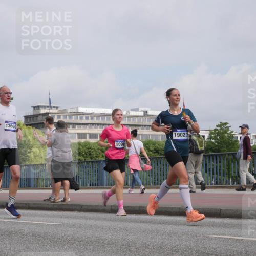 29.06.2025 - hella hamburg halbmarathon Luisa Fischer http://msf.ph/oto/8503301 29.06.2025 10:13:03 Kennedybrücke 981, 13660, 8090, 19023, 1483, 1513, 1573, 7042, 7250, 7685, 8090, 8890, 9681, 9816 meine-sportfotos.de