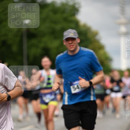 29.06.2025 - hella hamburg halbmarathon Dr. Thomas Lammeyer http://msf.ph/oto/8503309 29.06.2025 10:26:02 Kennedybrücke 1072, 1158, 1191, 1250, 1269, 1401, 1668, 1958, 2009, 2315, 2353, 2529, 2815, 2841, 3606, 3770, 3825, 3826, 4046, 4289, 4375, 4697, 5122, 5412, 5493, 5641, 5759, 6103, 7075, 7375, 7612, 7672, 8286, 8431, 8860, 8896, 8959, 9002, 9062, 9326, 9327, 9369, 9483, 9499, 9532, 9635, 9788, 10019, 10125, 10374, 10787, 10902, 10921, 11117, 11425 meine-sportfotos.de