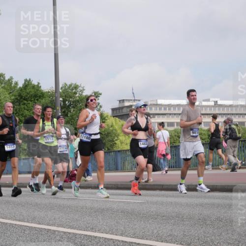29.06.2025 - hella hamburg halbmarathon Luisa Fischer http://msf.ph/oto/8503317 29.06.2025 10:13:05 Kennedybrücke 83, 1483, 1513, 17730, 11180, 14822, 9816, 1483, 1513, 4389, 7250, 7685, 8090, 8890, 9681, 9816, 9988 meine-sportfotos.de