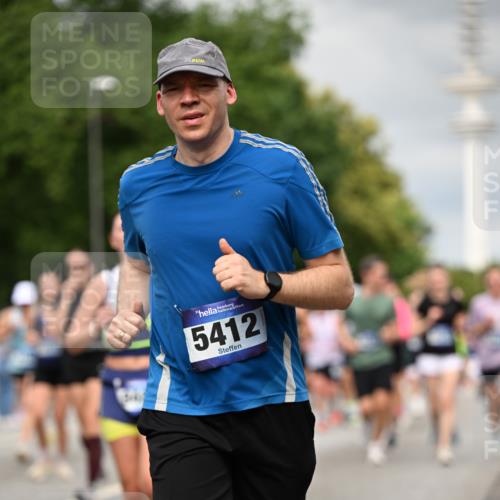 29.06.2025 - hella hamburg halbmarathon Dr. Thomas Lammeyer http://msf.ph/oto/8503340 29.06.2025 10:26:02 Kennedybrücke 1072, 1158, 1191, 1250, 1269, 1401, 1668, 1958, 2009, 2315, 2353, 2529, 2815, 2841, 3606, 3770, 3825, 3826, 4046, 4289, 4375, 4697, 5122, 5412, 5493, 5641, 5759, 6103, 7075, 7375, 7612, 7672, 8286, 8431, 8860, 8896, 8959, 9002, 9062, 9326, 9327, 9369, 9483, 9499, 9532, 9635, 9788, 10019, 10125, 10374, 10787, 10902, 10921, 11117, 11425 meine-sportfotos.de