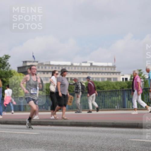 29.06.2025 - hella hamburg halbmarathon Luisa Fischer http://msf.ph/oto/8503345 29.06.2025 10:13:09 Kennedybrücke 1483, 1513, 4389, 7250, 7685, 8090, 9681, 9816, 9988 meine-sportfotos.de