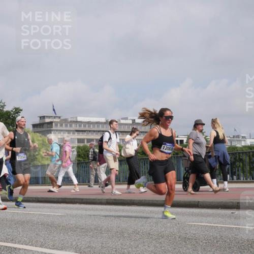29.06.2025 - hella hamburg halbmarathon Luisa Fischer http://msf.ph/oto/8503365 29.06.2025 10:13:11 Kennedybrücke 11887, 7250, 12008, 1456, 1483, 1513, 4389, 7250, 7685, 9681, 9988 meine-sportfotos.de