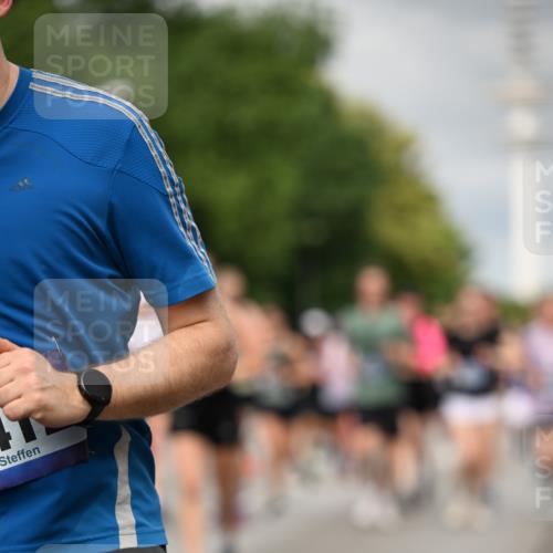 29.06.2025 - hella hamburg halbmarathon Dr. Thomas Lammeyer http://msf.ph/oto/8503371 29.06.2025 10:26:03 Kennedybrücke 1072, 1158, 1191, 1250, 1269, 1401, 1668, 1958, 2009, 2315, 2353, 2529, 2815, 2841, 3606, 3770, 3825, 3826, 4046, 4289, 4375, 4697, 5122, 5412, 5641, 5759, 6103, 7075, 7375, 7612, 7672, 8286, 8431, 8860, 8896, 8959, 9002, 9062, 9326, 9327, 9369, 9483, 9499, 9532, 9635, 9788, 10019, 10125, 10167, 10374, 10787, 10902, 10921, 11117, 11425 meine-sportfotos.de