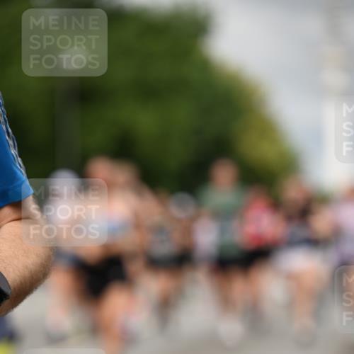 29.06.2025 - hella hamburg halbmarathon Dr. Thomas Lammeyer http://msf.ph/oto/8503387 29.06.2025 10:26:04 Kennedybrücke 1072, 1158, 1191, 1250, 1269, 1668, 1958, 2009, 2315, 2353, 2529, 2815, 2841, 3606, 3770, 3825, 3826, 4046, 4289, 4375, 4376, 4697, 5122, 5412, 5641, 5759, 6103, 7075, 7375, 7612, 7672, 8286, 8431, 8860, 8896, 8959, 9002, 9062, 9326, 9327, 9369, 9483, 9532, 9635, 9788, 10019, 10125, 10167, 10374, 10787, 10902, 10921, 11117, 11425 meine-sportfotos.de