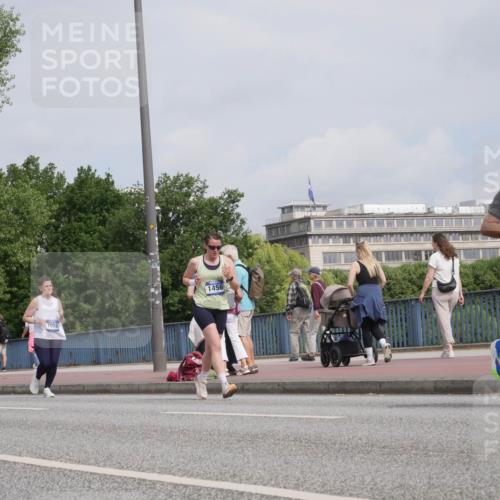 29.06.2025 - hella hamburg halbmarathon Luisa Fischer http://msf.ph/oto/8503404 29.06.2025 10:13:16 Kennedybrücke 17532, 7058, 1456, 13901, 1456, 4389, 7058, 9988 meine-sportfotos.de