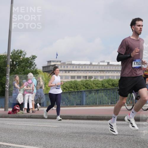 29.06.2025 - hella hamburg halbmarathon Luisa Fischer http://msf.ph/oto/8503421 29.06.2025 10:13:19 Kennedybrücke 7058, 17532, 1456, 1052, 1456, 7058, 8685 meine-sportfotos.de