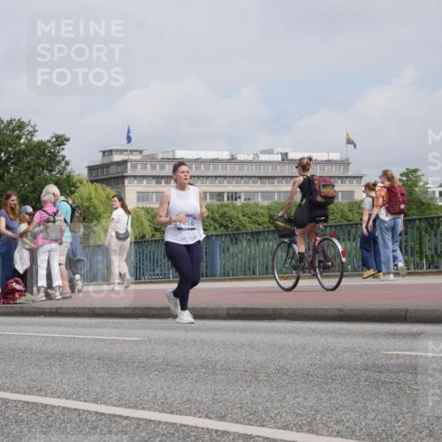 29.06.2025 - hella hamburg halbmarathon Luisa Fischer http://msf.ph/oto/8503426 29.06.2025 10:13:19 Kennedybrücke 7858, 1052, 1456, 7058, 8685 meine-sportfotos.de