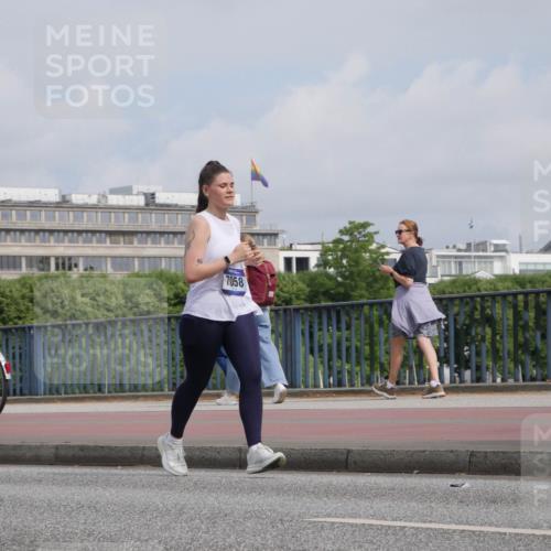 29.06.2025 - hella hamburg halbmarathon Luisa Fischer http://msf.ph/oto/8503431 29.06.2025 10:13:20 Kennedybrücke 7058, 1052, 1186, 1456, 7058, 8685 meine-sportfotos.de