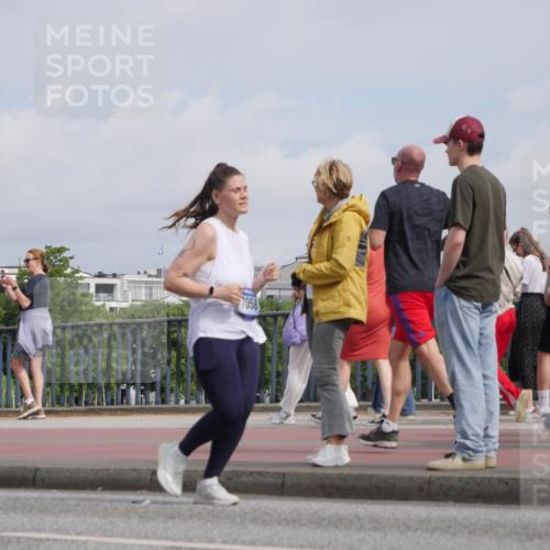 29.06.2025 - hella hamburg halbmarathon Luisa Fischer http://msf.ph/oto/8503440 29.06.2025 10:13:21 Kennedybrücke 7058, 1052, 1186, 1456, 7058, 8685 meine-sportfotos.de