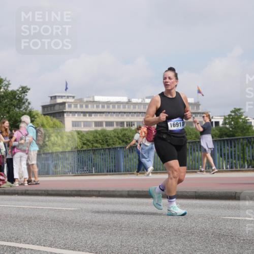 29.06.2025 - hella hamburg halbmarathon Luisa Fischer http://msf.ph/oto/8503448 29.06.2025 10:13:22 Kennedybrücke 16918, 1052, 1186, 1456, 7058, 8685 meine-sportfotos.de