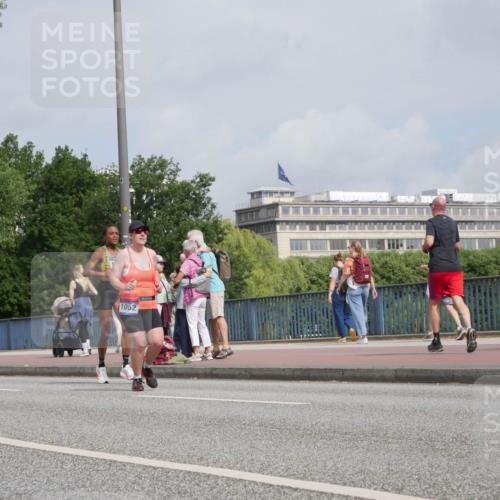 29.06.2025 - hella hamburg halbmarathon Luisa Fischer http://msf.ph/oto/8503461 29.06.2025 10:13:24 Kennedybrücke 8685, 1052, 1052, 1186, 7058, 8685, 9150 meine-sportfotos.de