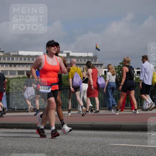 29.06.2025 - hella hamburg halbmarathon Luisa Fischer http://msf.ph/oto/8503474 29.06.2025 10:13:26 Kennedybrücke 1052, 1052, 1186, 7058, 8685, 9150, 9829 meine-sportfotos.de