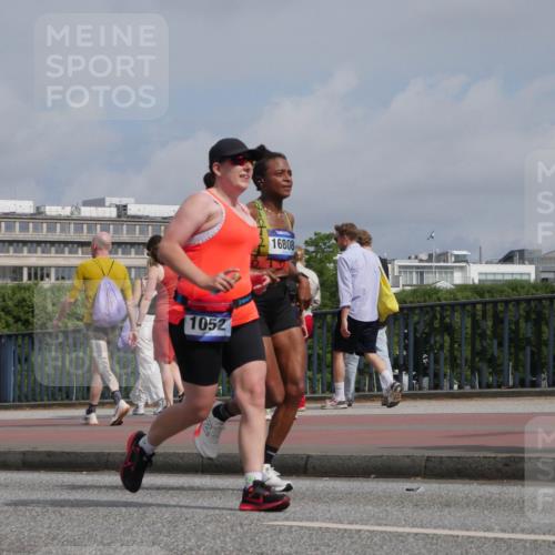 29.06.2025 - hella hamburg halbmarathon Luisa Fischer http://msf.ph/oto/8503478 29.06.2025 10:13:26 Kennedybrücke 1052, 216808, 1052, 1186, 7058, 8685, 9150, 9829 meine-sportfotos.de
