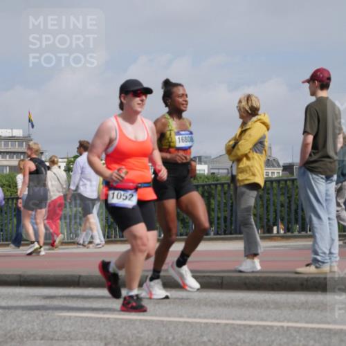 29.06.2025 - hella hamburg halbmarathon Luisa Fischer http://msf.ph/oto/8503480 29.06.2025 10:13:26 Kennedybrücke 1052, 16808, 1052, 1186, 7058, 8685, 9150, 9829 meine-sportfotos.de