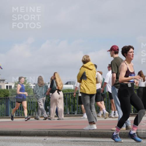 29.06.2025 - hella hamburg halbmarathon Luisa Fischer http://msf.ph/oto/8503495 29.06.2025 10:13:30 Kennedybrücke 1052, 1186, 8685, 9150, 9829 meine-sportfotos.de