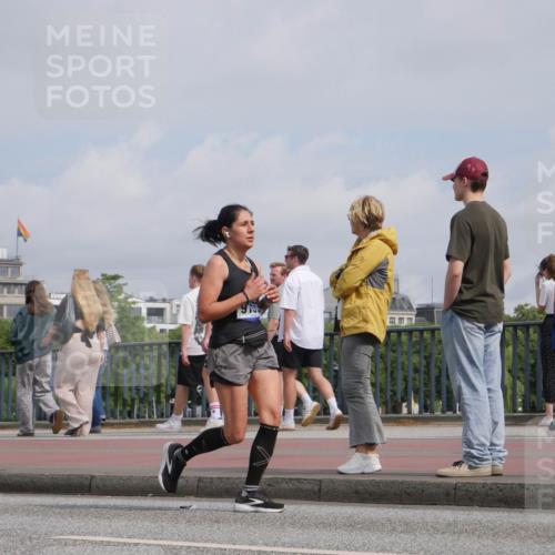 29.06.2025 - hella hamburg halbmarathon Luisa Fischer http://msf.ph/oto/8503504 29.06.2025 10:13:32 Kennedybrücke 1186, 8685, 9150, 9829 meine-sportfotos.de