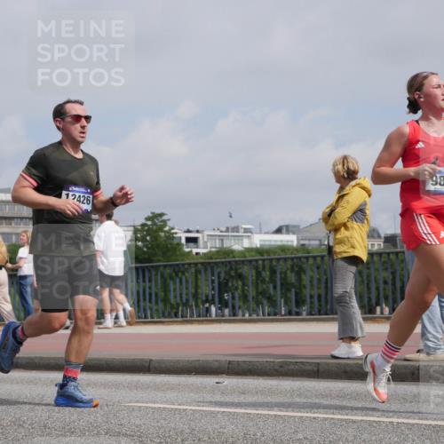 29.06.2025 - hella hamburg halbmarathon Luisa Fischer http://msf.ph/oto/8503525 29.06.2025 10:13:36 Kennedybrücke 12426, 9829, 5182, 5653, 5806, 9150, 9829 meine-sportfotos.de