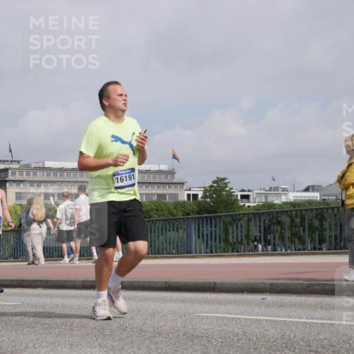 29.06.2025 - hella hamburg halbmarathon Luisa Fischer http://msf.ph/oto/8503541 29.06.2025 10:13:39 Kennedybrücke 12571, 5806, 16191, 1548, 1781, 5182, 5653, 5806, 8561, 9829 meine-sportfotos.de