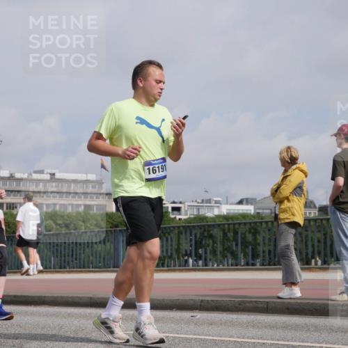 29.06.2025 - hella hamburg halbmarathon Luisa Fischer http://msf.ph/oto/8503546 29.06.2025 10:13:39 Kennedybrücke 12571, 06, 16191, 1548, 1781, 5182, 5653, 5806, 8561, 9829 meine-sportfotos.de